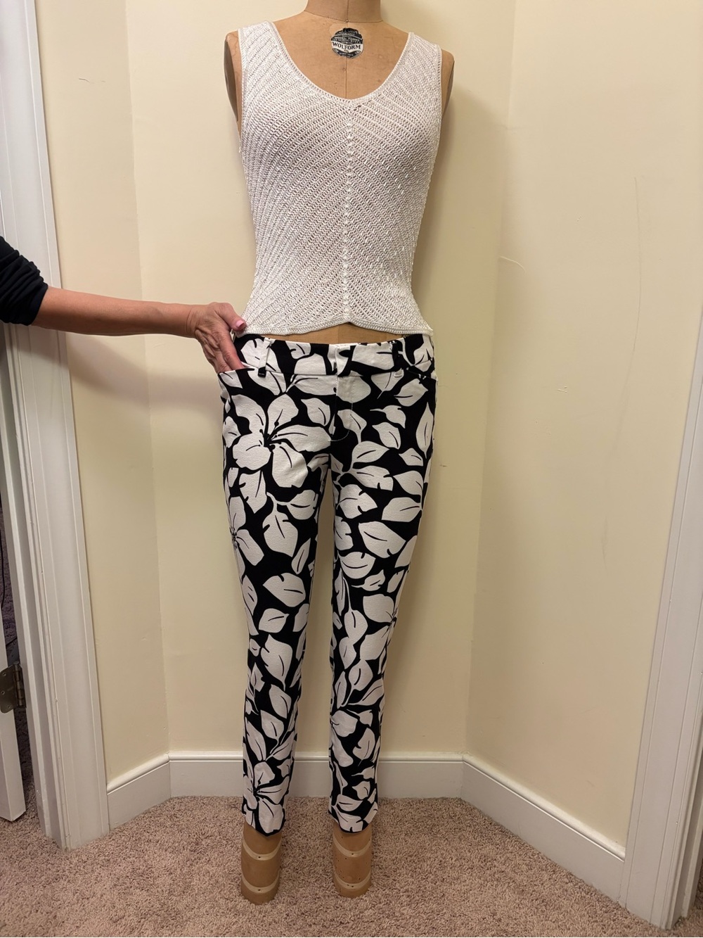 Old Navy Black & White Floral Cropped Slim Pants